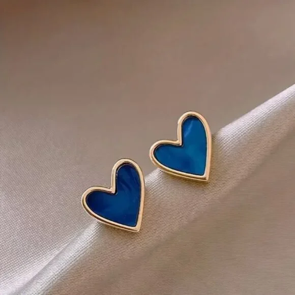 NEW Hailee 18K Gold Plated Navy Blue Enamel Heart Stud Earrings - Picture 1 of 4